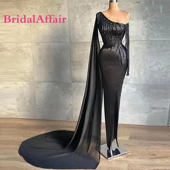 BridalAffair מודרני שחור כתף אחת סאטן שמלת ערב עם שרוולים ארוכים בעבודת יד חרוזים נדן לפני שסף שמלה לנשף רשמי שמלת