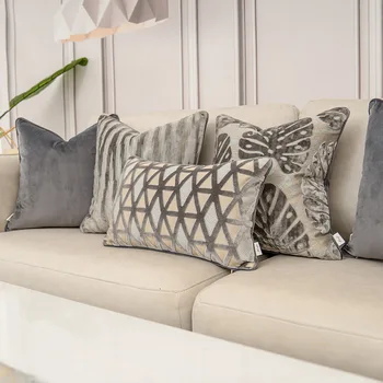 יוקרה הצמח עלים דפוס לחתוך קטיפה כיסוי אפור בכריות גיאומטריות הציפית על הספה בסלון עיצוב