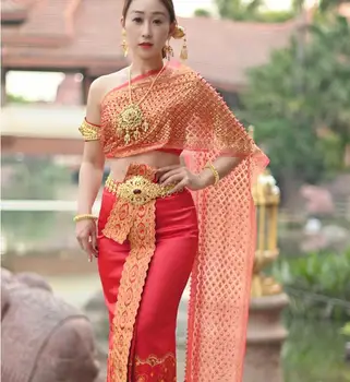 תאילנד מתיז מים פסטיבל בגדי נשים תאילנדי שמלת החתונה השמלה האדומה הבמה.